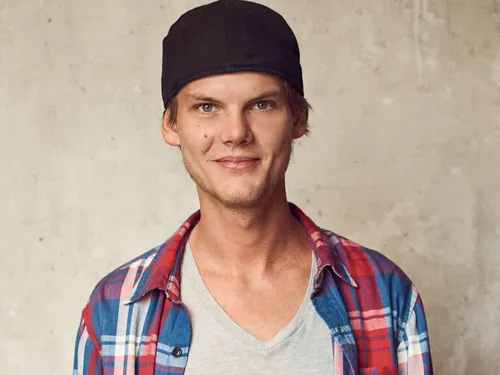 Avicii : huit ans après, DJ Snake et David Guetta lui rendent hommage