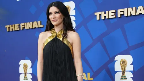 Laura Pausini chante en espagnol à la finale du Mondial