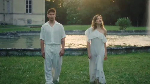 Julien Lieb s’essaye à la vie de chatelain dans son nouveau clip
