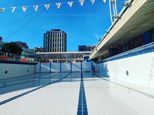 L'Heure du bain : l'électro transforme une piscine en dancefloor