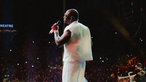 Akon dévoile un nouveau clip étonnant pour prolonger son...