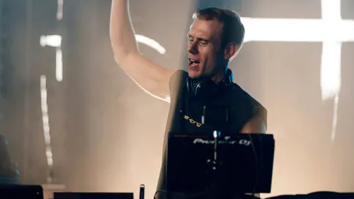 Armin van Buuren invite sa psy sur le dancefloor