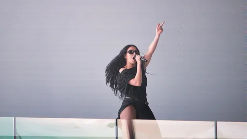 Charli XCX invite un célèbre acteur français dans son nouveau clip
