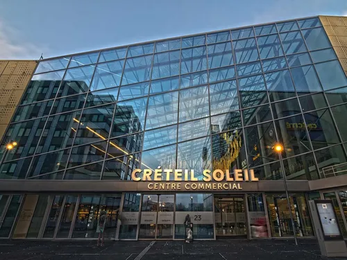 Créteil : ils foncent dans le centre commercial à la...