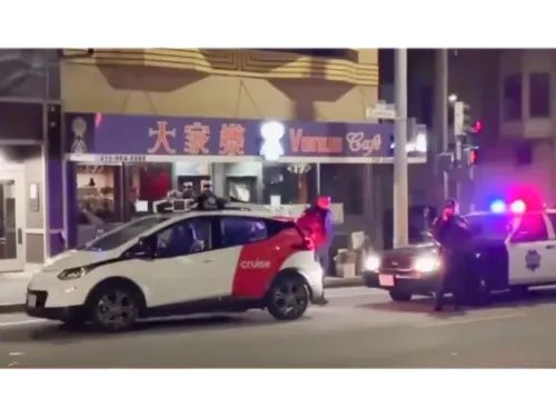 Une voiture sans chauffeur interpellée par la police (VIDEO)