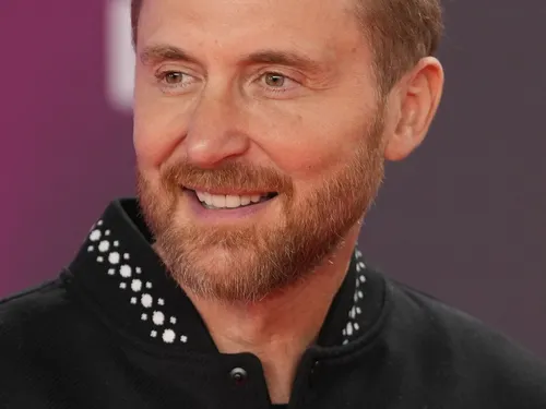 Il ne vous reste que quelques heures pour rejoindre David Guetta à...
