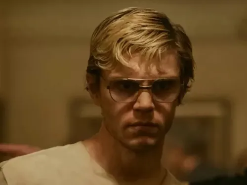 « Dahmer » : pourquoi le père du tueur en série envisage de porter...