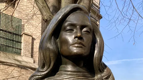 Le buste de Dalida repeint à Paris fait réagir