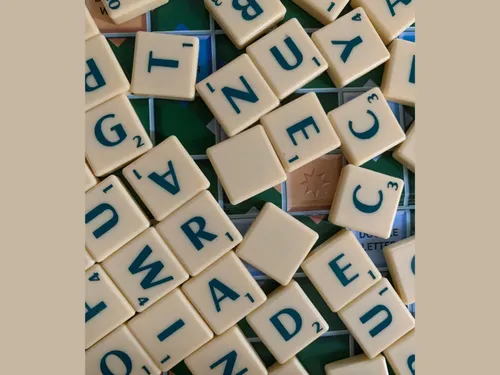 Il est champion du monde de Scrabble hispanophone… sans parler...