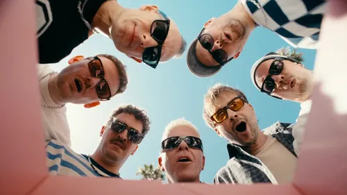 Electric Callboy et Dexter Holland (The Offspring) s’unissent sur...