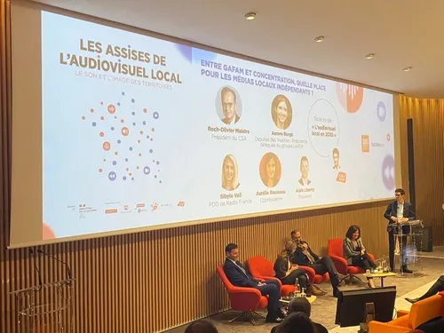 Les médias locaux à la fête lors des premières assises de...