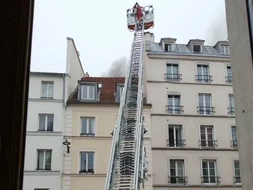 Paris : 2 blessés dans un incendie après l’explosion d’une batterie...