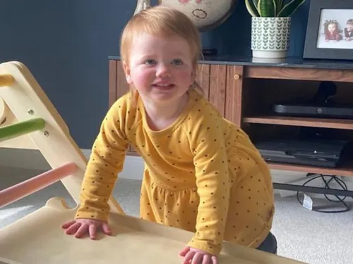 Opal, 18 mois, est la plus jeune Britannique à retrouver l’ouïe...