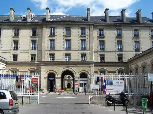 Le gynécologue parisien accusé de viols écarté de ses...