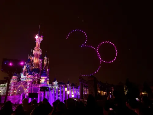 À Disneyland Paris, 200 drones éclairent le ciel dans un show...