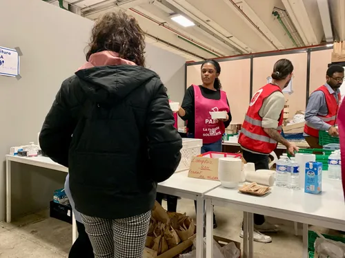 À Paris, les réfugiés ukrainiens sont accueillis dans un hall du...