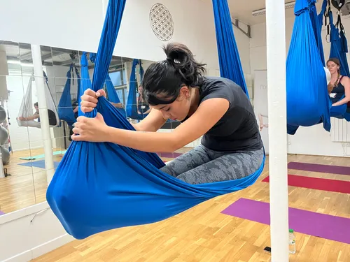 Yoga aérien : une variante du yoga avec hamac et musique