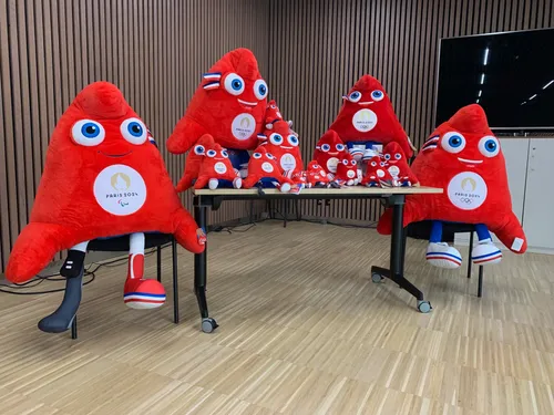 Paris 2024 dévoile Les Phryges, mascottes des Jeux Olympiques
