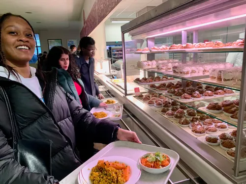 Une cheffe étoilée cuisine pour les étudiants à l'université Paris 8