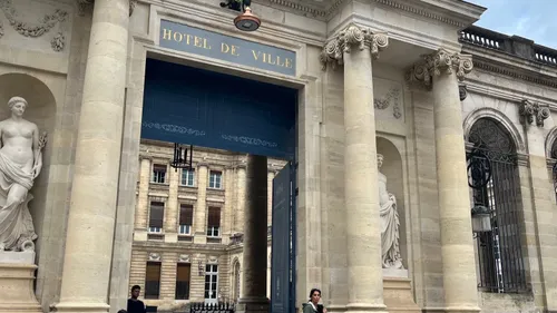 Bordeaux : les nouvelles portes de l'Hôtel de Ville inaugurées le...