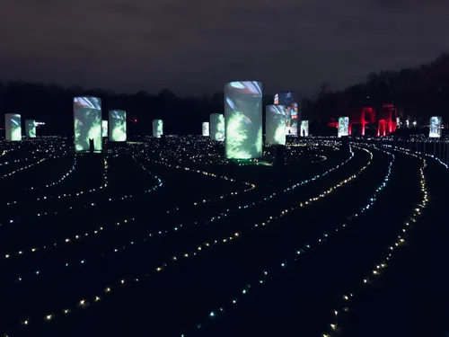 Avec "LUMIÈRES !", La Villette illumine son parc pour la première...