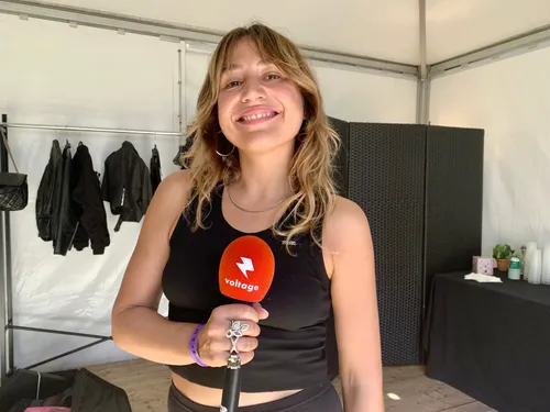 Izïa à Rock en Seine : « Être un artiste, c'est se réinventer, donc...