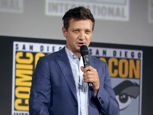 Jeremy Renner retrouve les tournages, un an après son grave accident