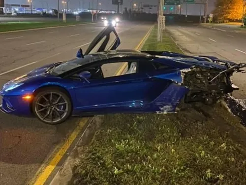 Une Lamborghini abandonnée sur le bord d’une route (Photo)