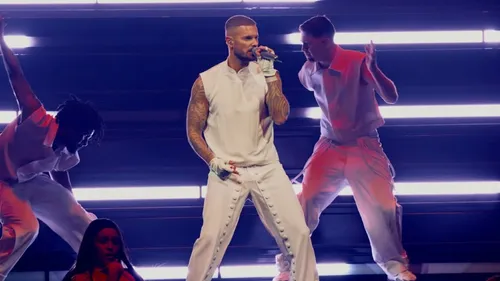 M. Pokora enchaîne 15 tubes… sur les quatre mêmes accords