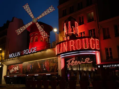 Le moulin du Moulin Rouge disponible à 1€ la nuit sur Airbnb !