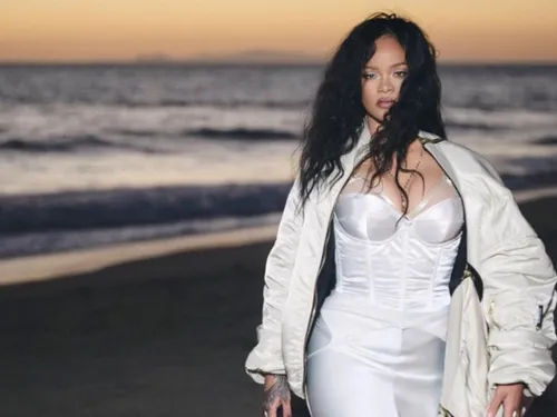 Rihanna retourne le Superbowl pour son retour (vidéo)
