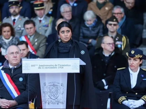 La porte parole du gouvernement agressée alors qu’elle collait des...
