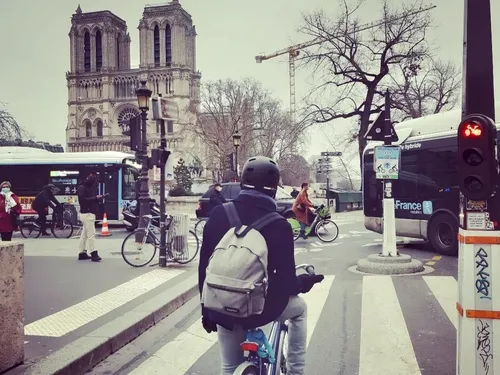 « C’est interdit les oreillettes ? » : la police publie les pires...
