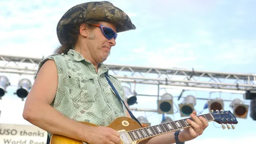 La légende Ted Nugent s’en prend à Jack White, Green Day et Tom...