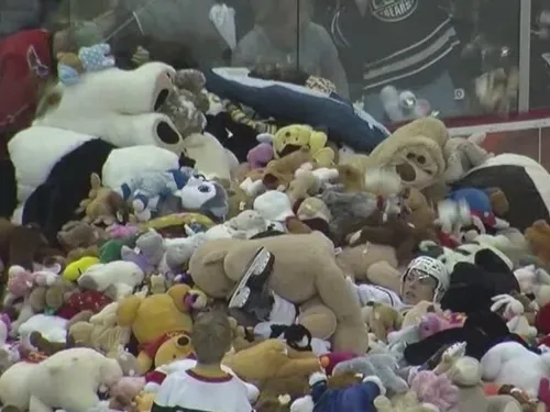 Le record de lancer de peluches battu en plein milieu d'un match...