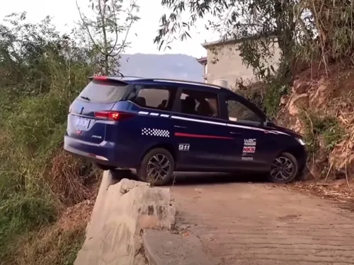 Un automobiliste fait un dangereux demi-tour au bord d’un ravin...