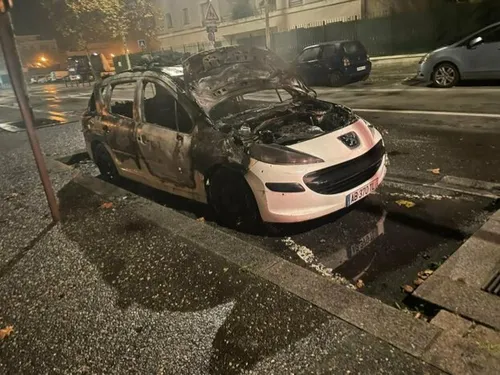 Mantes-la-Jolie : deux véhicules de police incendiés, une enquête...