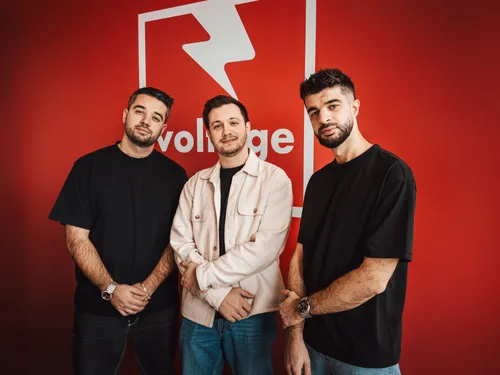 Calumny dans Le Warm Up : le duo qui cartonne sur la banquette arrière
