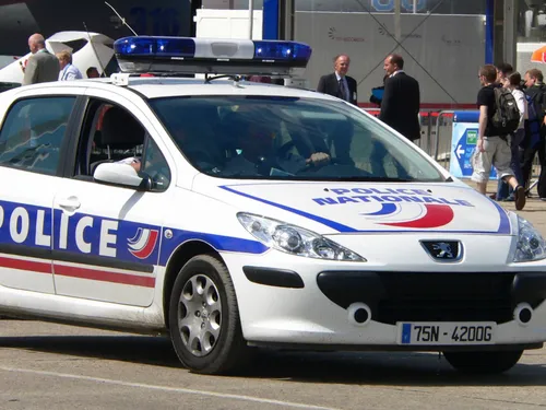 Paris : un commissaire de police grille un feu rouge et refuse...