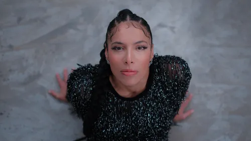 Zaho signe son grand retour avec « Versatile », un nouvel album...