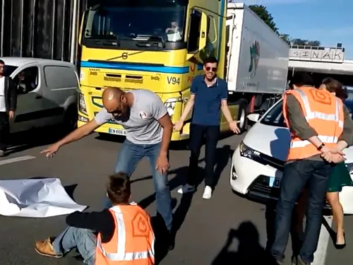 Des militants pour le climat bloquent l'A13, les automobilistes...