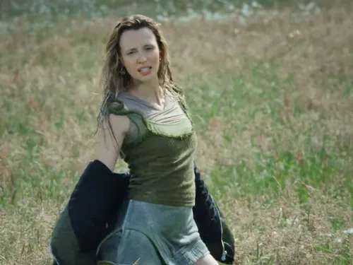 Angèle dévoile le clip de son nouveau single "Dis-Le"
