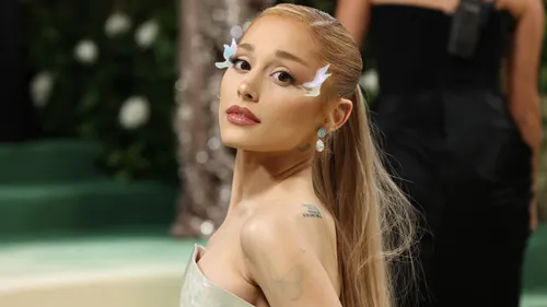Ariana Grande annonce « petal », son nouvel album