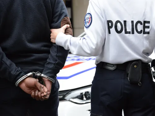 Interpellé pour ivresse, il était recherché… pour meurtre