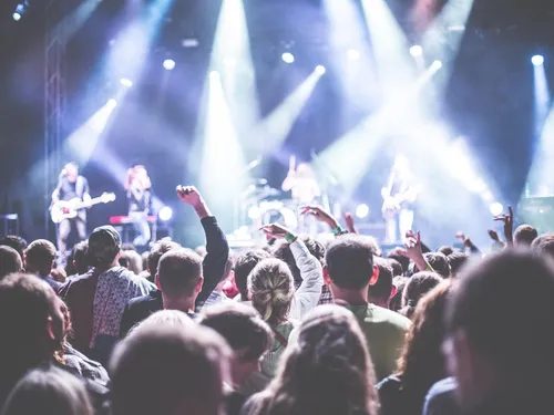 70 % des fans de musique préfèrent voir un concert plutôt que...