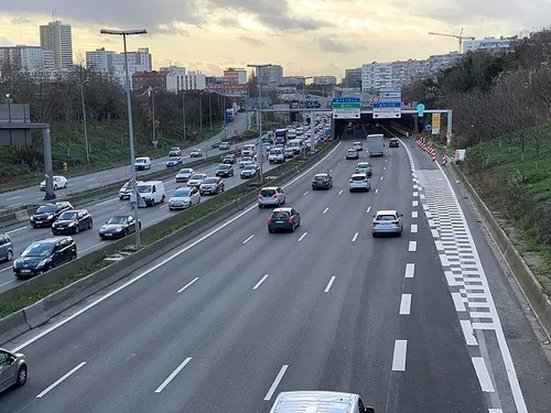 Bloquée dans les bouchons, elle accouche sur l’autoroute grâce à un...