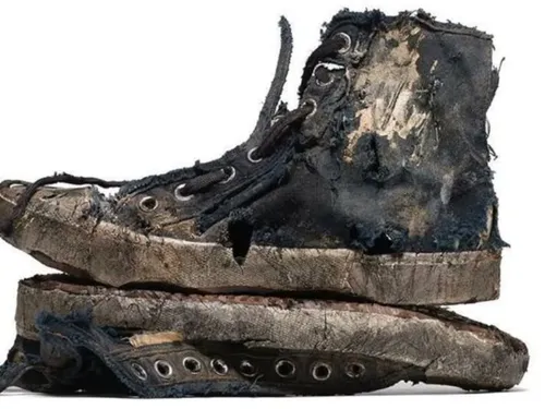 Quand Balenciaga choque avec des sneakers usées et trouées à plus...