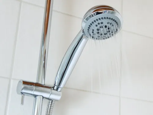 Voici pourquoi prendre une douche froide en période de canicule est...