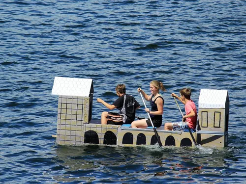 Une course de baignoires sur le Canal de l'Ourcq