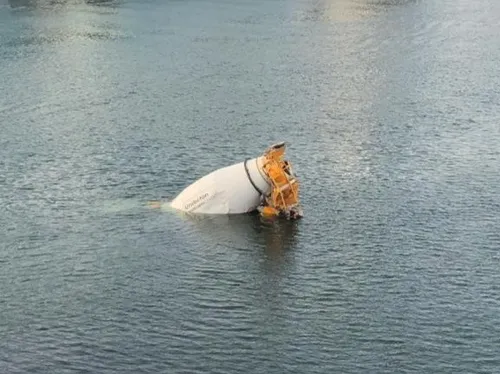 Issy-les-Moulineaux : la bétonnière tombée dans la Seine sortie à...